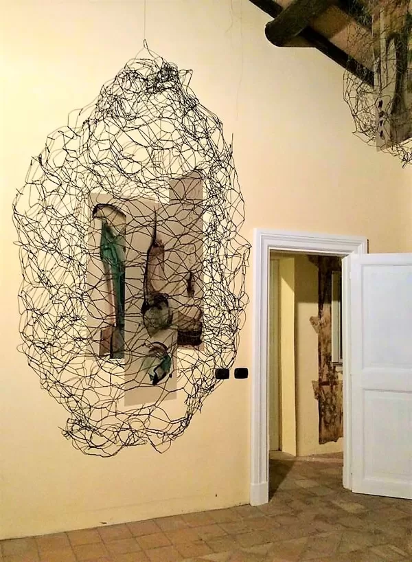 Nidi, 2015 - olio su poliestere, rete zincata -  varie dimensioni