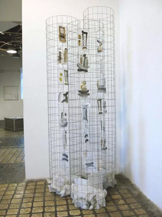Scarti di memoria, 2012 - olio su poliestere, rete zincata - 60x220